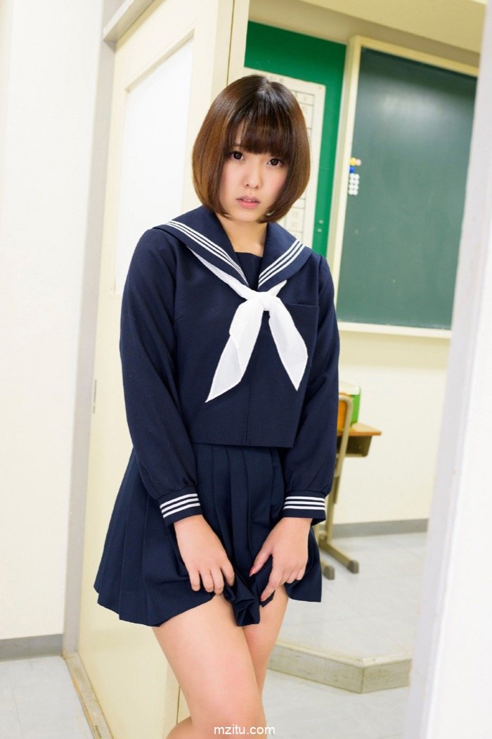 日本女模瀬户雏校服写真 看似清纯可人却能勾魂射魄(4)