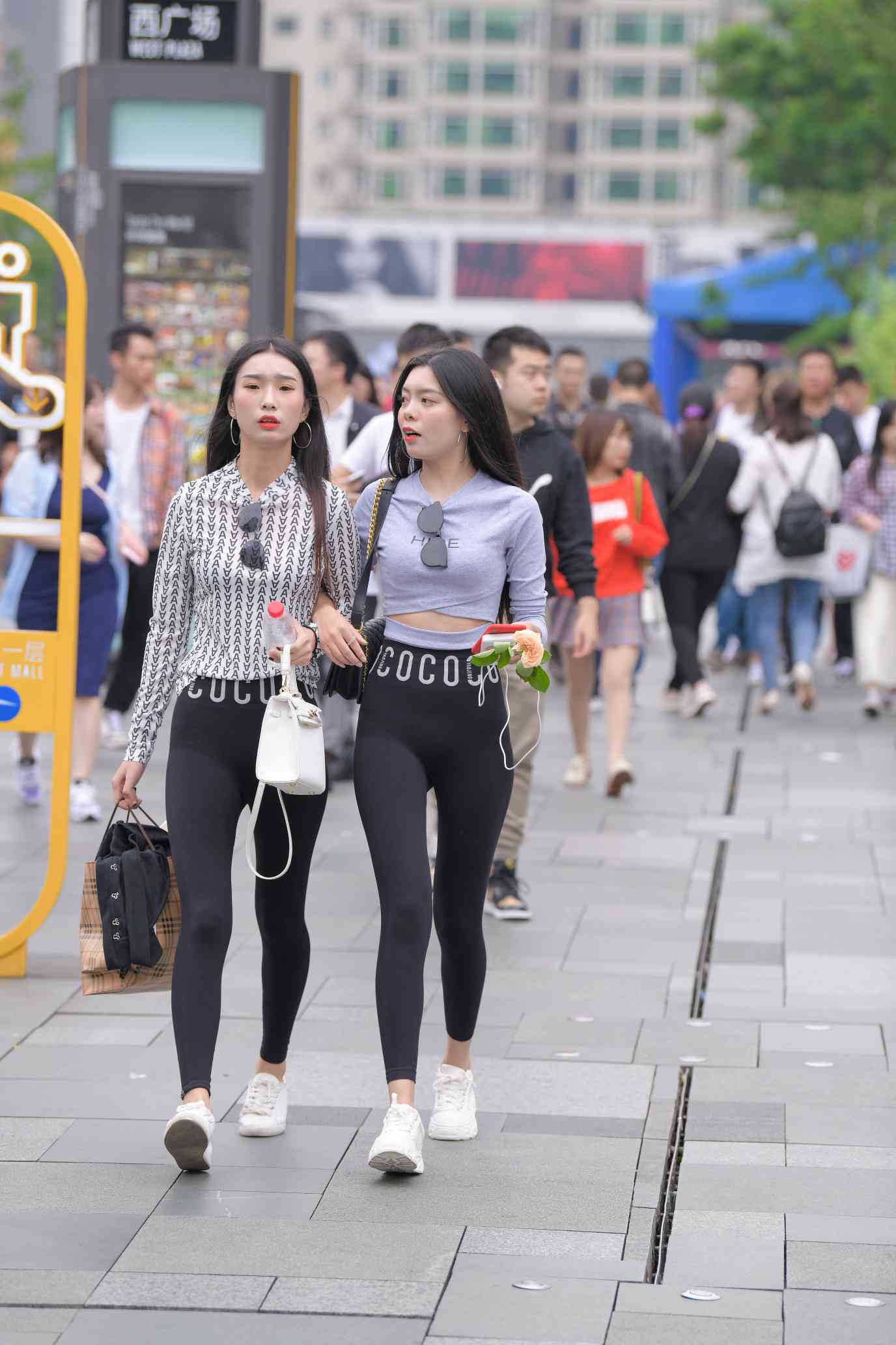 图片[1]-【免费】逛街的两个瑜伽裤姑娘【40P】04030-嘿图库