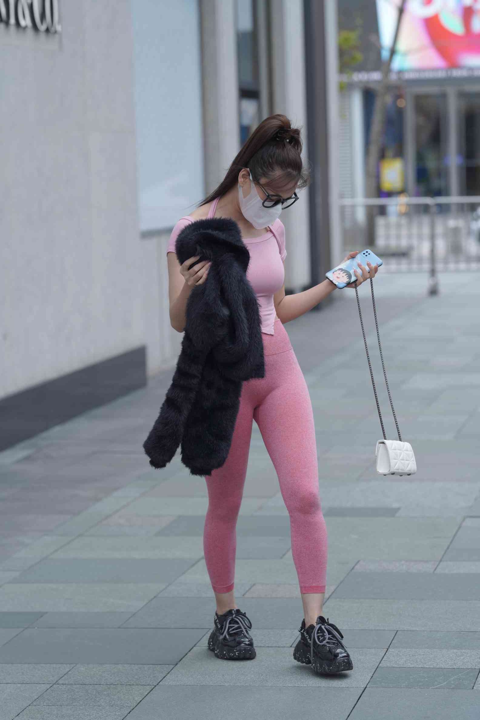 图片[1]-粉红色瑜伽裤的眼镜妹妹【93P】04019-嘿图库