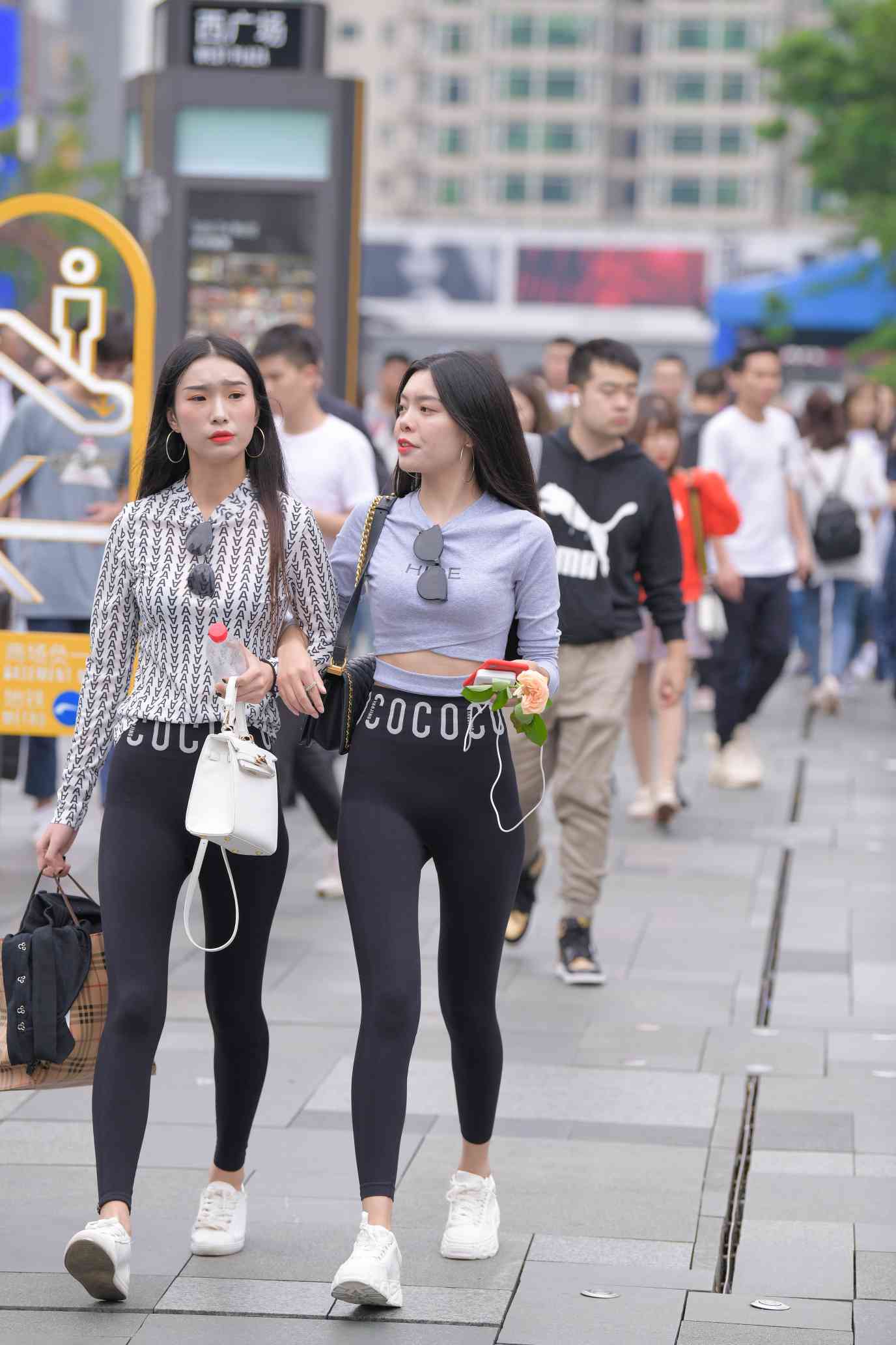 图片[2]-【免费】逛街的两个瑜伽裤姑娘【40P】04030-嘿图库