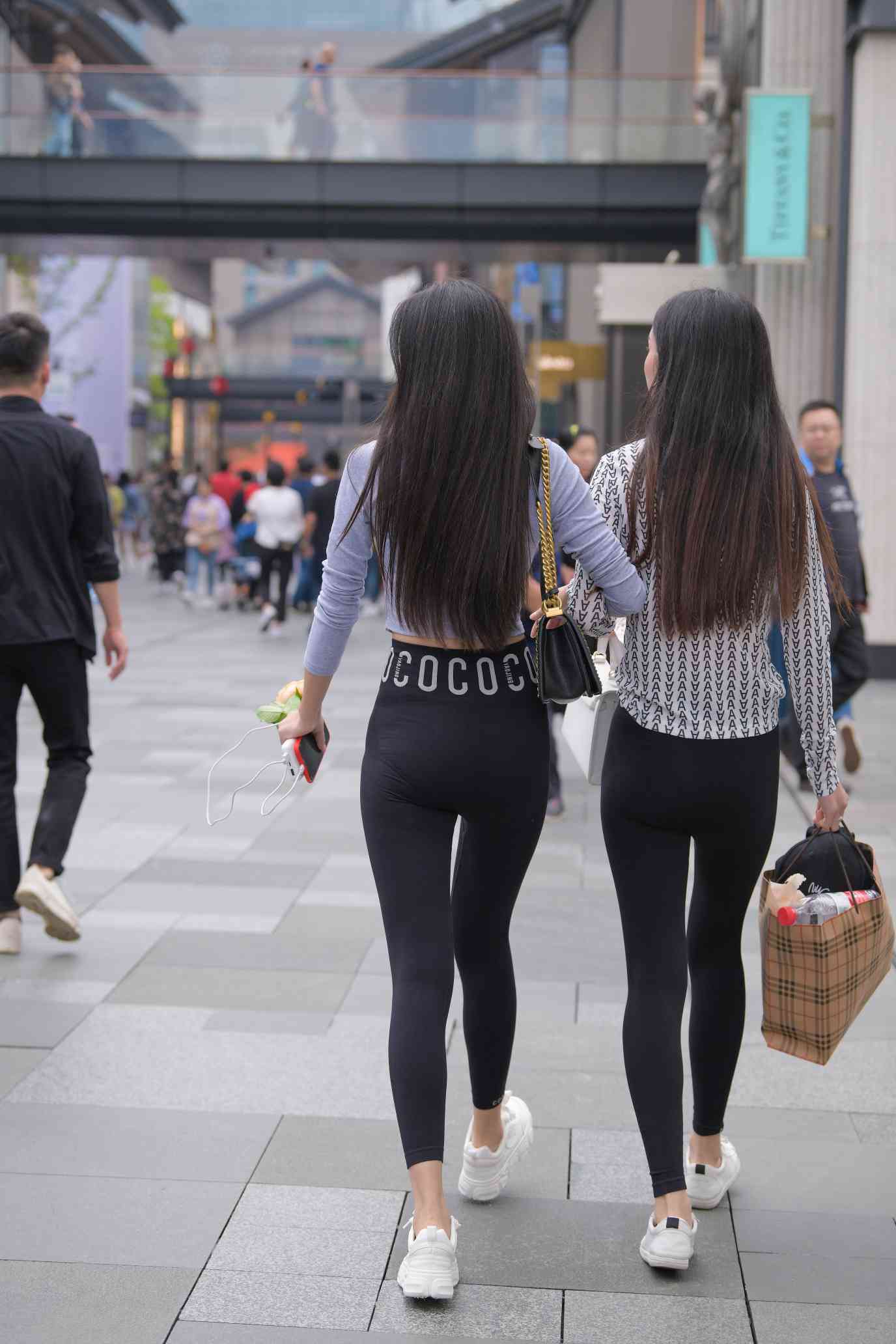 图片[3]-【免费】逛街的两个瑜伽裤姑娘【40P】04030-嘿图库