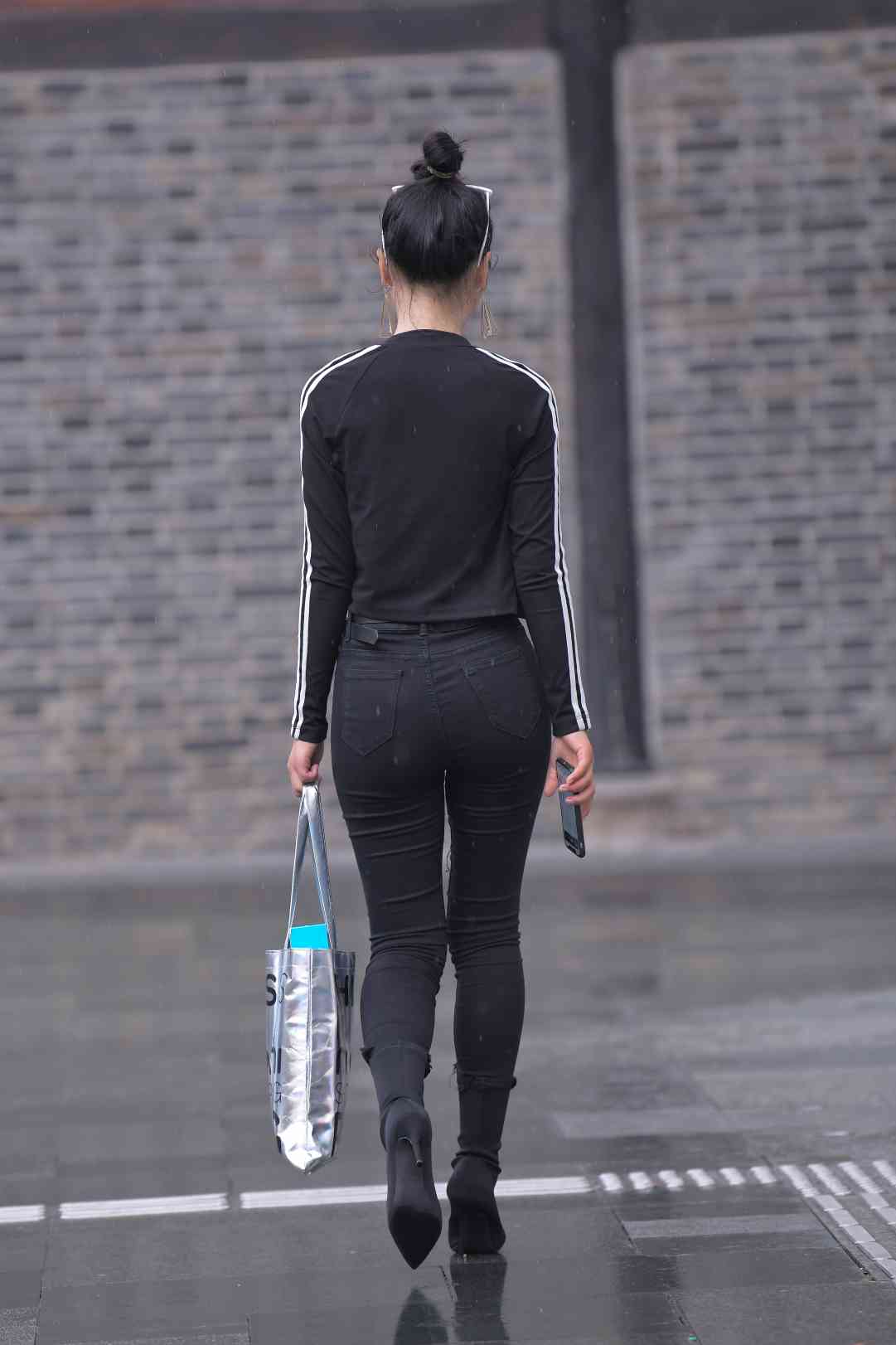 图片[1]-【免费】酷酷的紧身牛仔裤女人【7P】04038-嘿图库