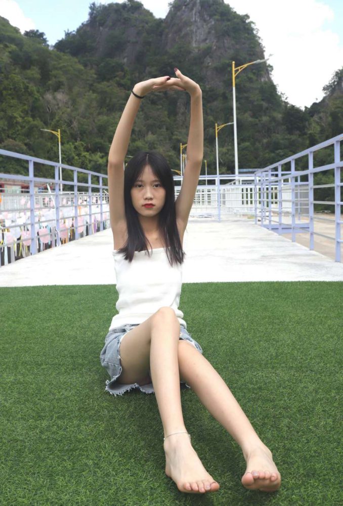 坐在草地上的长发女孩【172P】20012-嘿图库