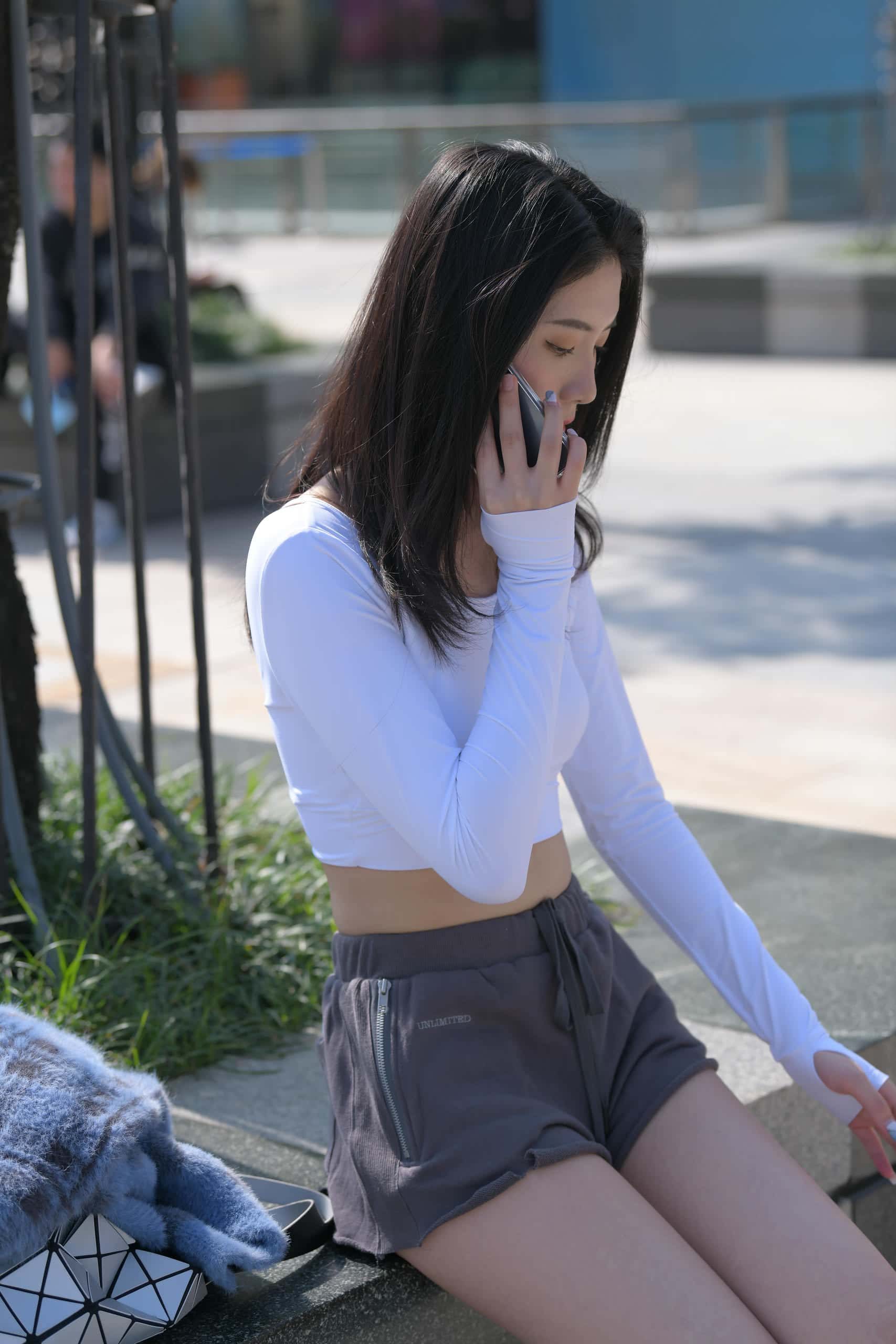 图片[2]-公园散步的灰色热裤妹子【620P】JP4112-嘿图库