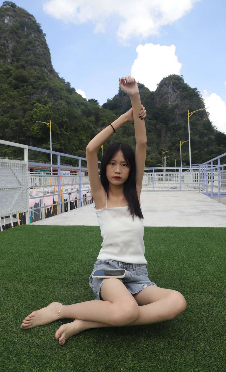 图片[3]-坐在草地上的长发女孩【172P】20012-嘿图库