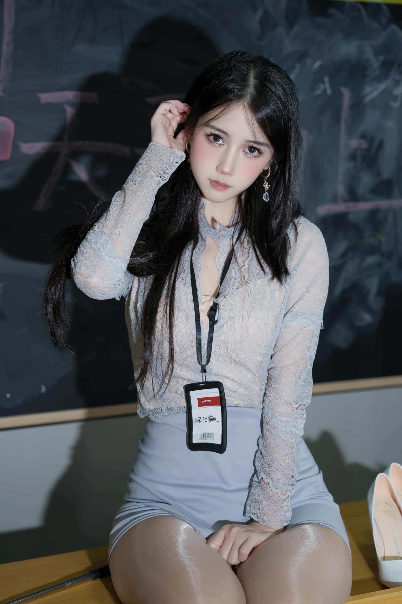 图片[2]-穿亮色丝袜高跟鞋的美女老师【49P】P50212-嘿图库