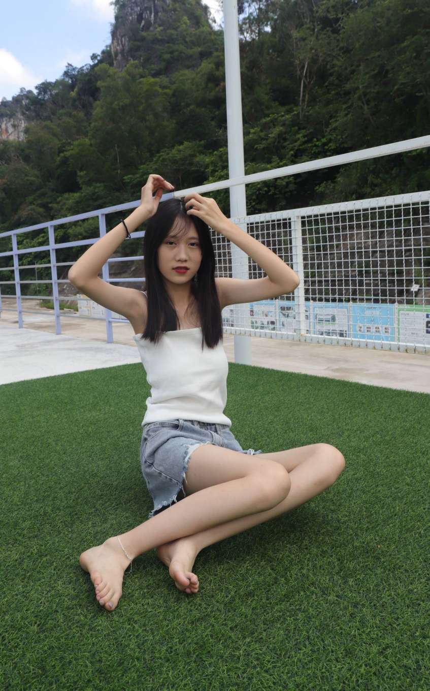 图片[4]-坐在草地上的长发女孩【172P】20012-嘿图库