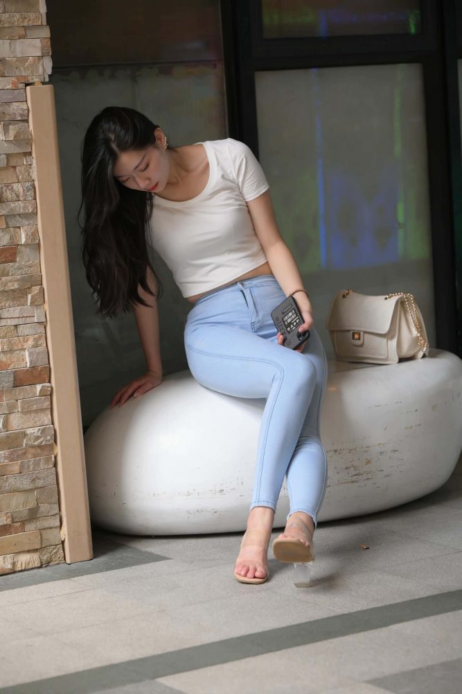 正在逛街的紧身牛仔裤女孩【1112P】J5110-嘿图库