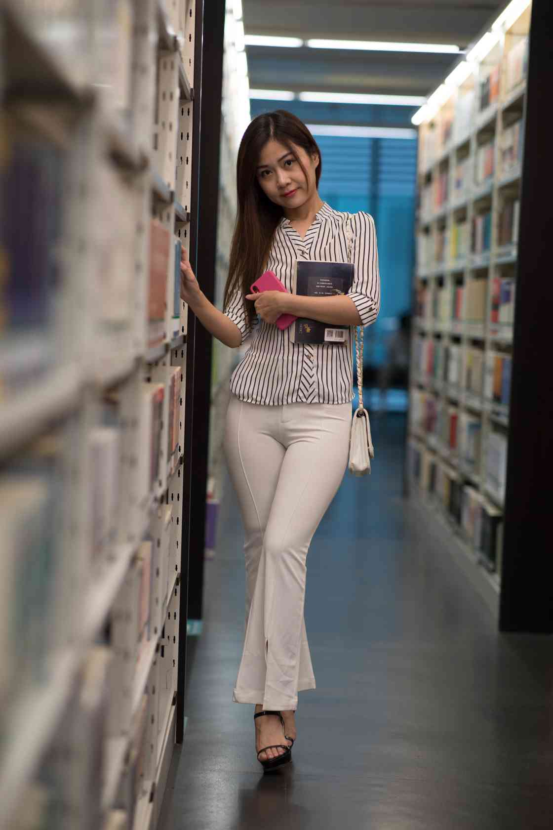 图片[5]-逛书店的白色紧身裤女孩【450P】04040-嘿图库