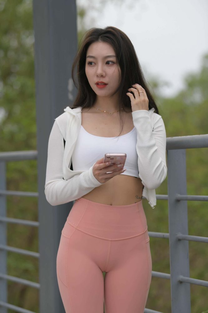 粉色瑜伽裤长发女孩【673P】J3373-嘿图库