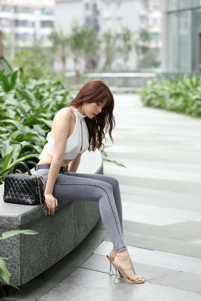 紧身牛仔裤棕发女孩逛商场【124P】000026-嘿图库