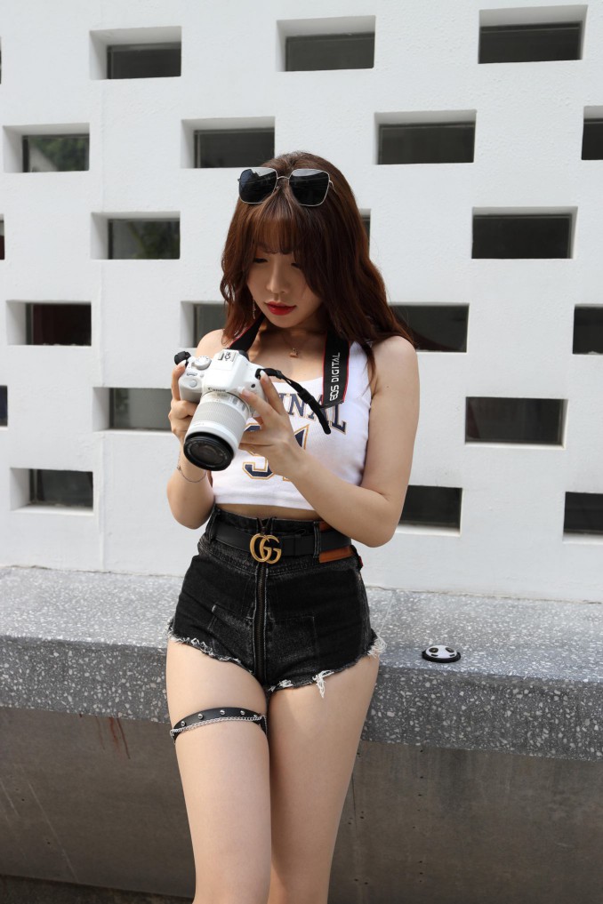 图片[4]-在户外玩单反相机的牛仔热裤女孩【450MB】00032-嘿图库