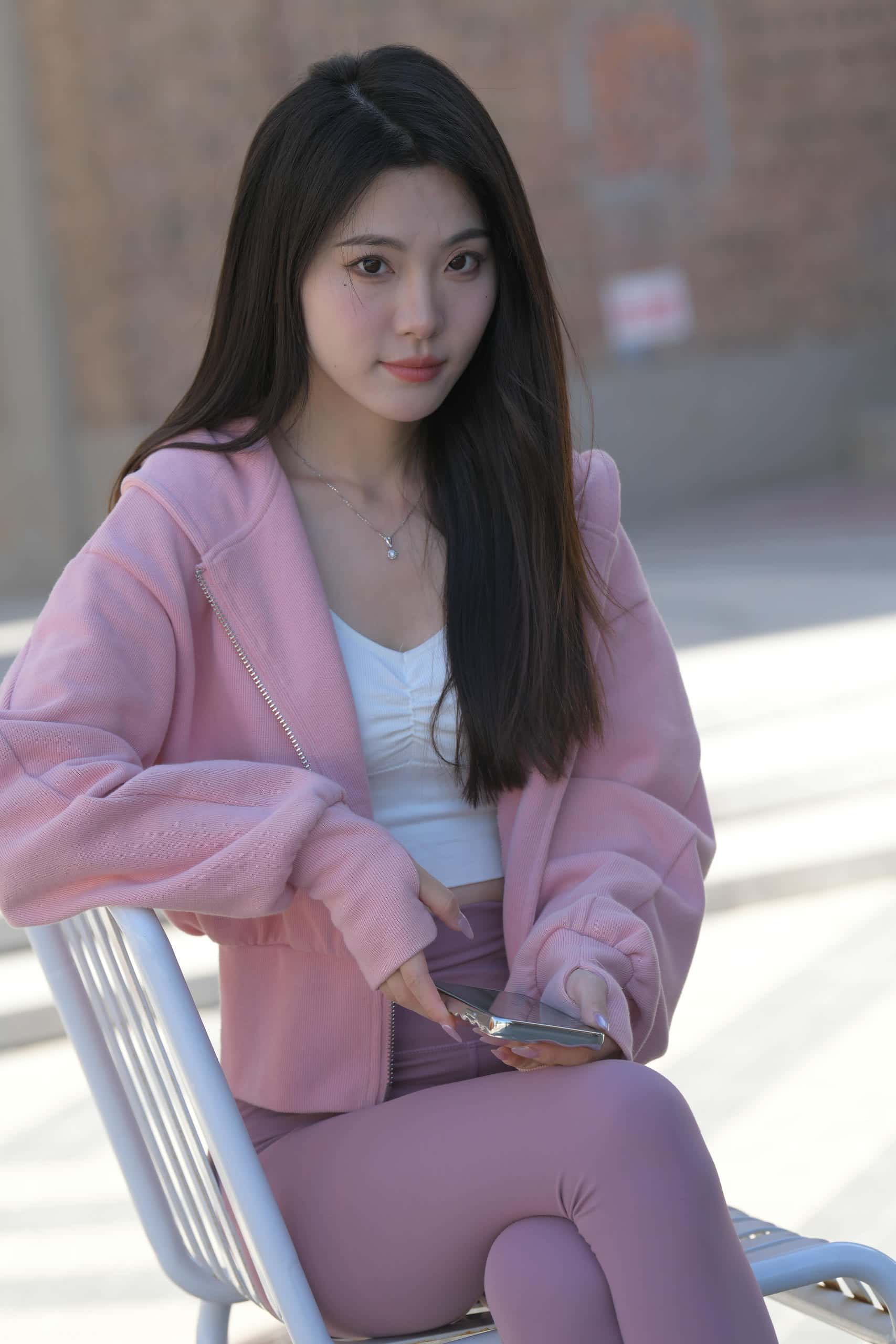 图片[1]-在外面拍照的粉色系女孩【653P】J6238-嘿图库