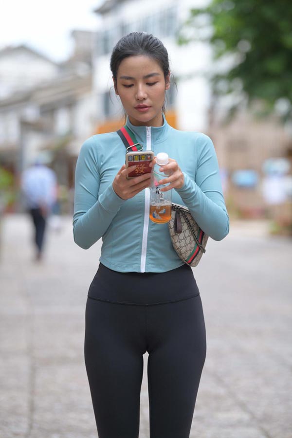 结束完了一天的瑜伽训练【254P】00011-嘿图库