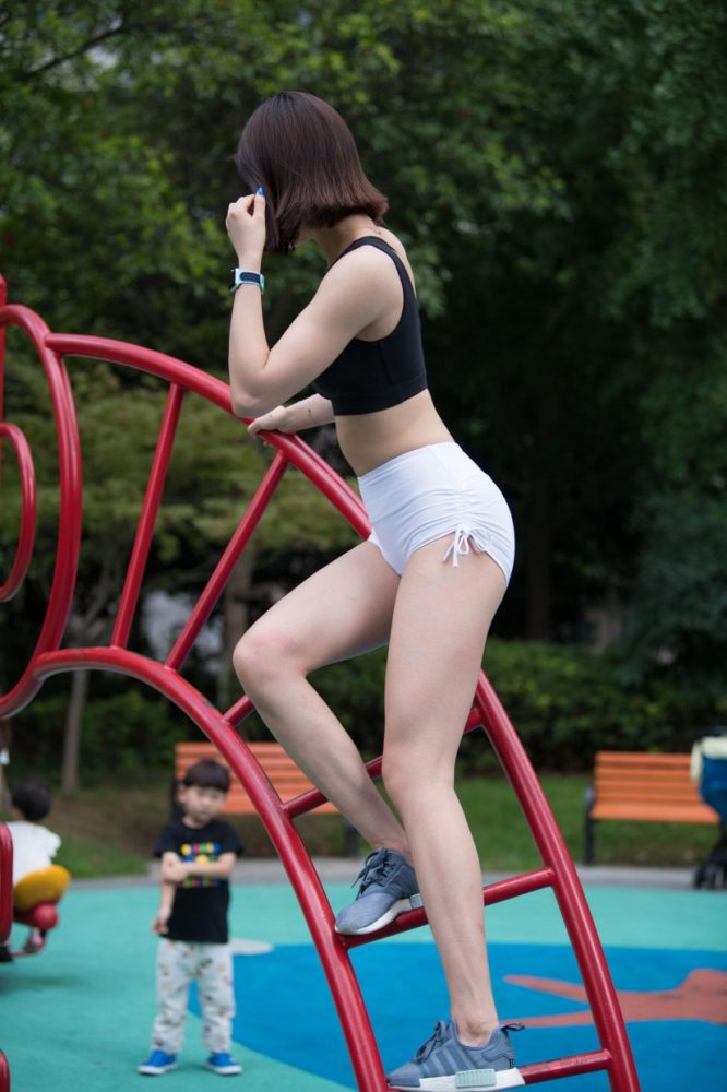 在户外玩耍的白色短裤漂亮姑娘【239P】00061-嘿图库