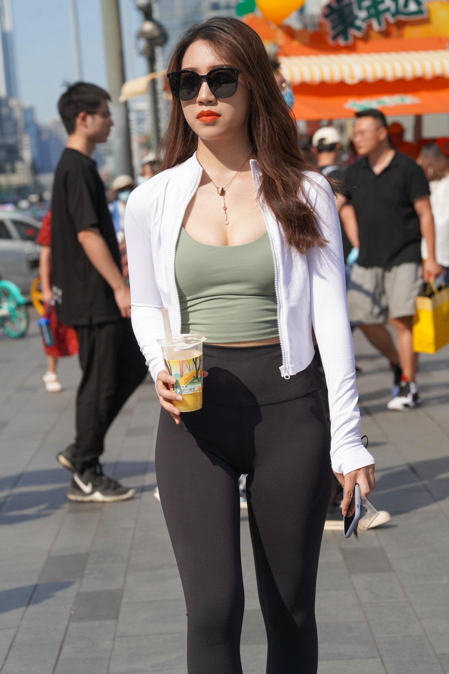 图片[1]-戴墨镜逛街的瑜伽裤女孩 J2859 368P6V-22.8GB-嘿图库