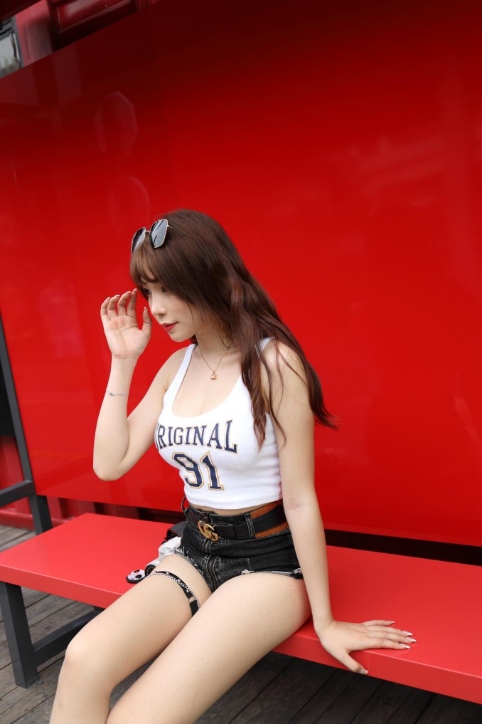 图片[5]-在户外玩单反相机的牛仔热裤女孩【450MB】00032-嘿图库