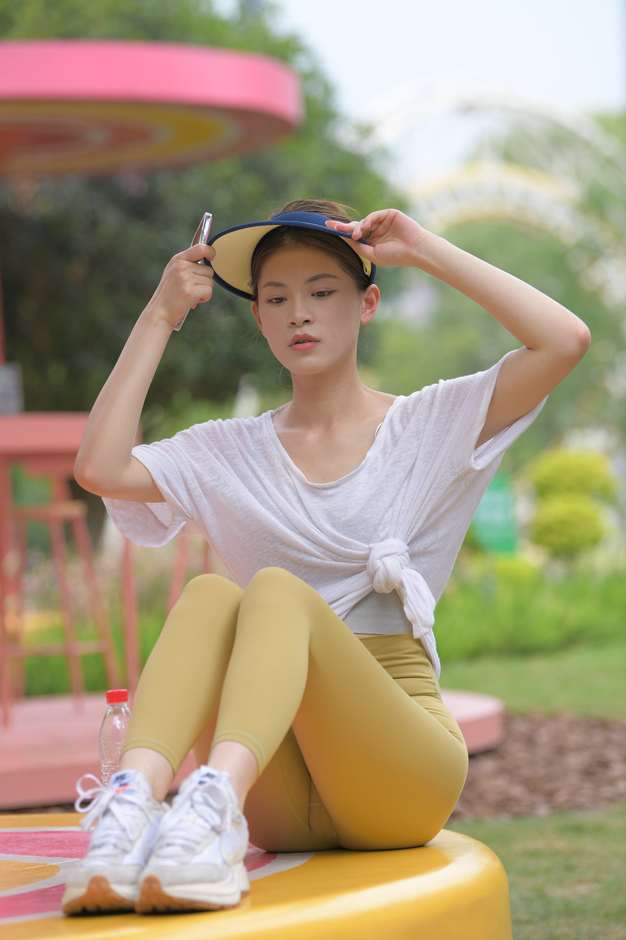 图片[1]-戴着遮阳帽的瑜伽裤女孩J2965 796P1V-27.1GB-嘿图库