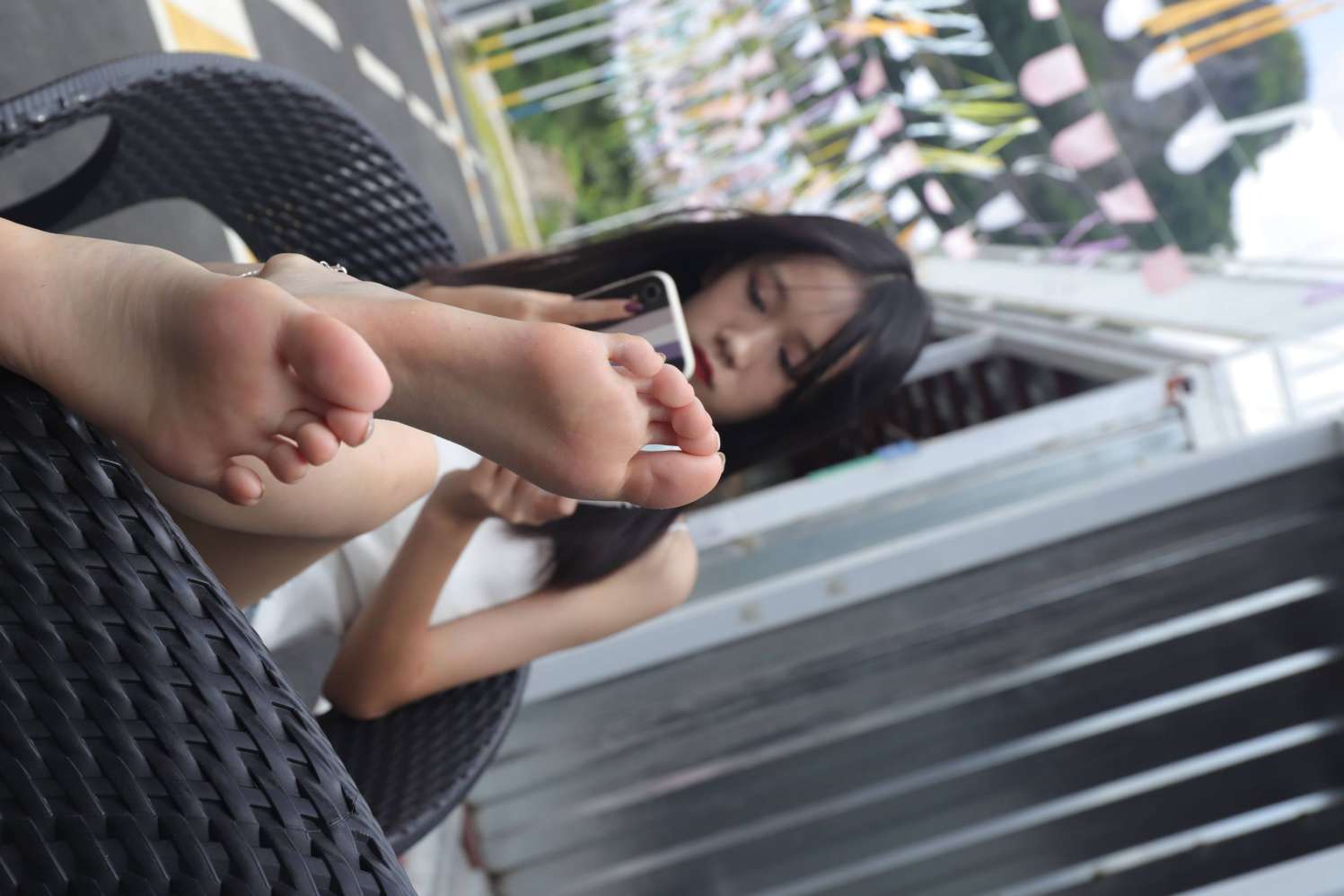 图片[2]-坐在草地上的长发女孩【172P】20012-嘿图库