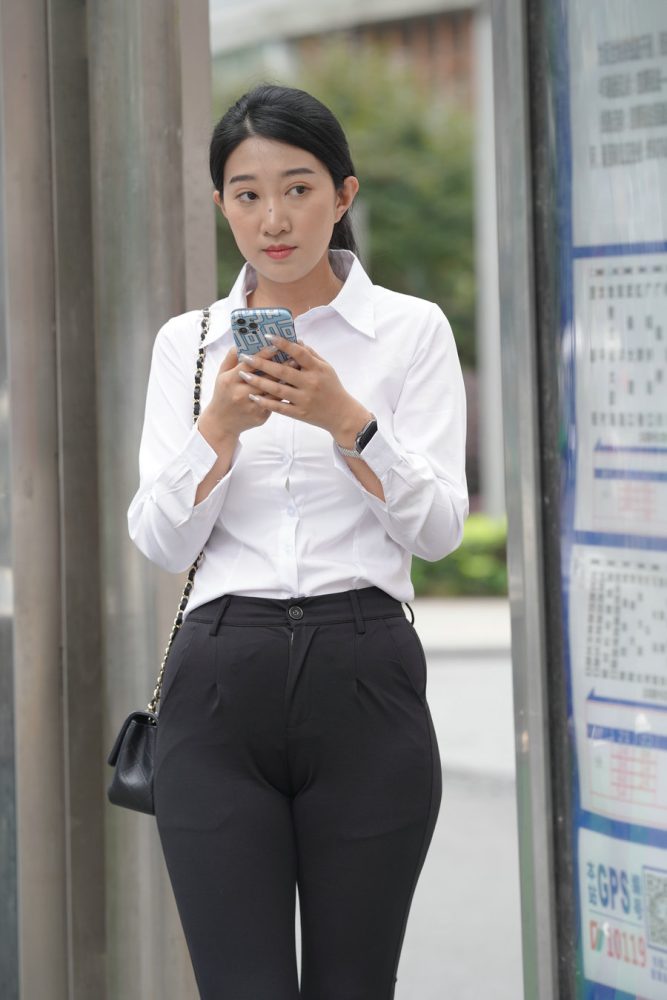 图片[3]-等公交的制服女人J2130 976P2V-29.5GB-嘿图库