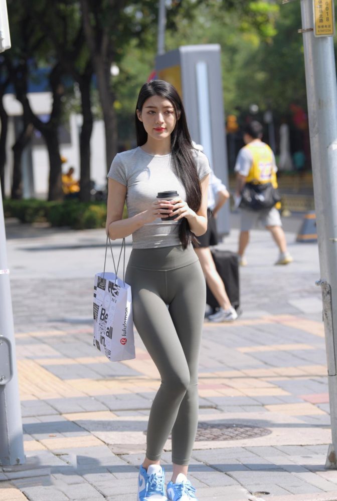 在外面逛街的瑜伽裤女孩J2240 449P1V-16.7GB-嘿图库