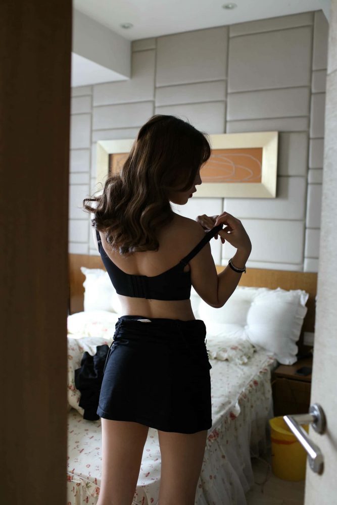 穿黑色紧身裙柔情似水的女孩【329P】000062-嘿图库