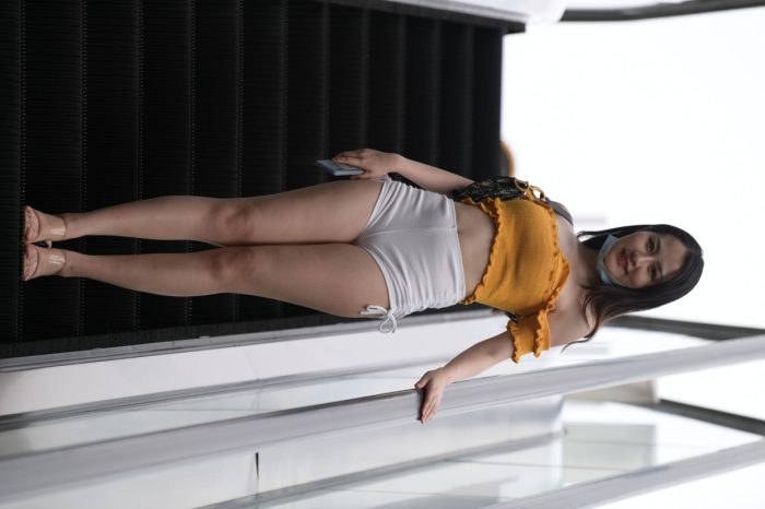 高腰白色短裤的漂亮女孩【767P】00065-嘿图库