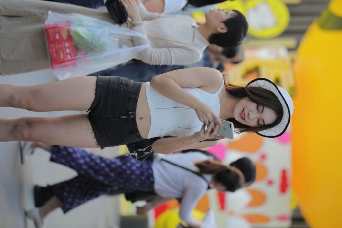 非常时尚阳光的牛仔热裤女孩【808P】00064-嘿图库