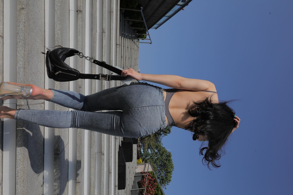 图片[2]-漂亮的紧身牛仔裤长发女孩【474P】00059-嘿图库