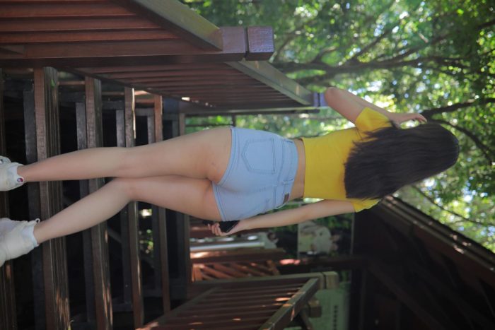 在户外散心的紧身牛仔短裤女孩【536P】00048-嘿图库