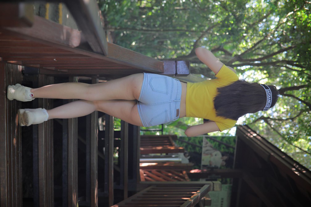 图片[5]-在户外散心的紧身牛仔短裤女孩【536P】00048-嘿图库