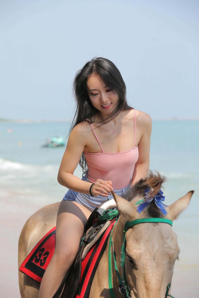 海边练习骑马的热裤女孩【348P】J4187-嘿图库