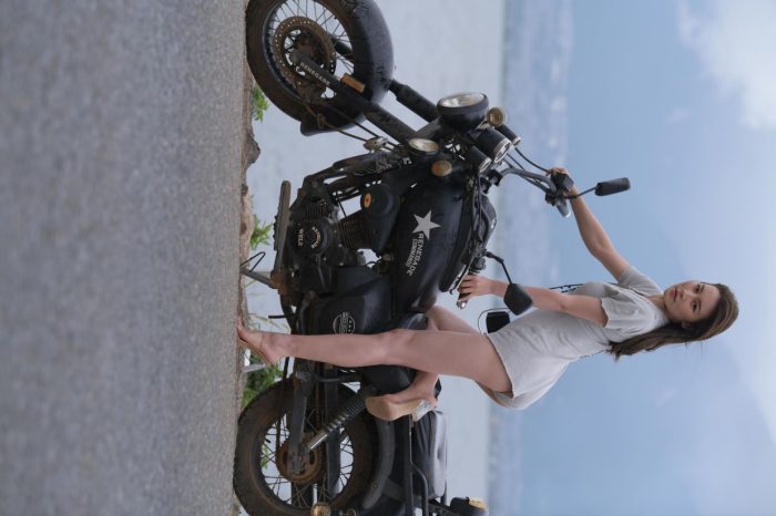 阴雨天在海边骑车的长发女人【156P】00044-嘿图库