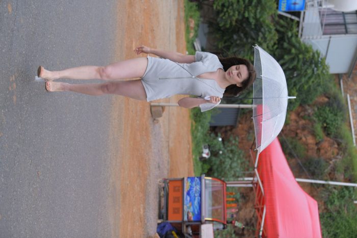 阴雨天在海边骑车的长发女人【156P】00044-嘿图库