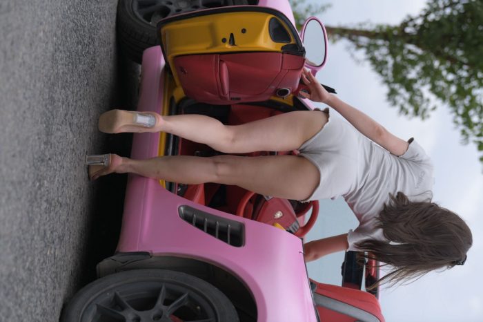 在海边开跑车的连衣短裤女孩【390P】00030-嘿图库