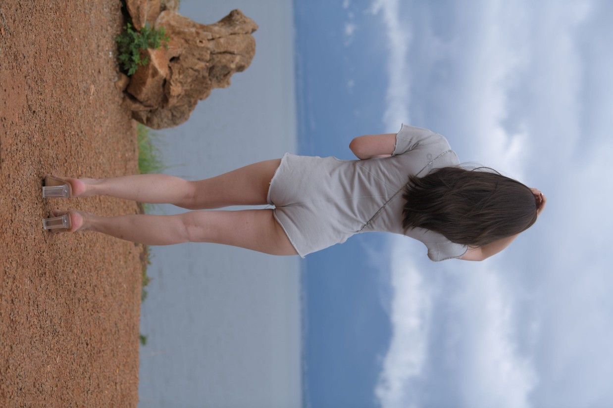 图片[5]-在海边开跑车的连衣短裤女孩【390P】00030-嘿图库