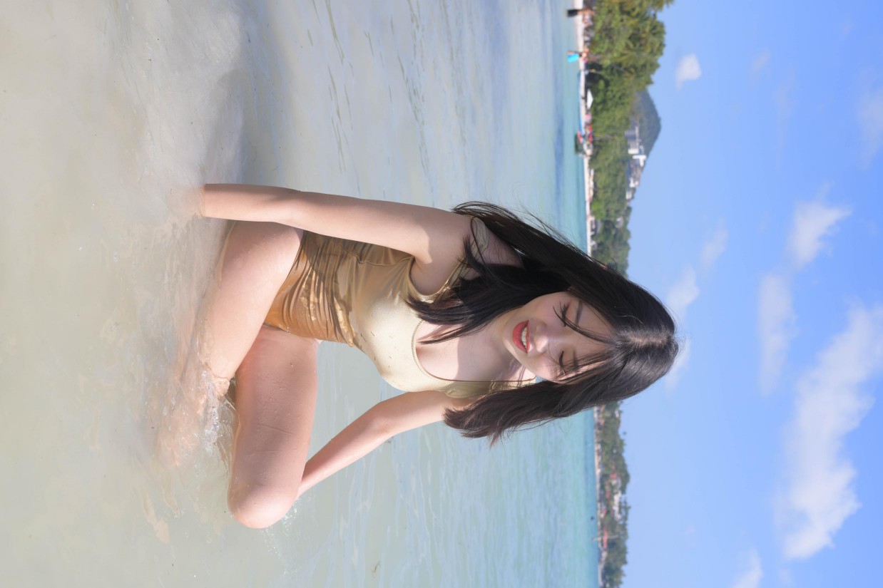 图片[5]-戴太阳帽在海边晒太阳的比基尼女孩【377P】00014-嘿图库