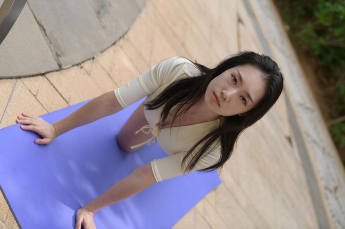 游泳池旁边的比基尼女生【327P】00042-嘿图库