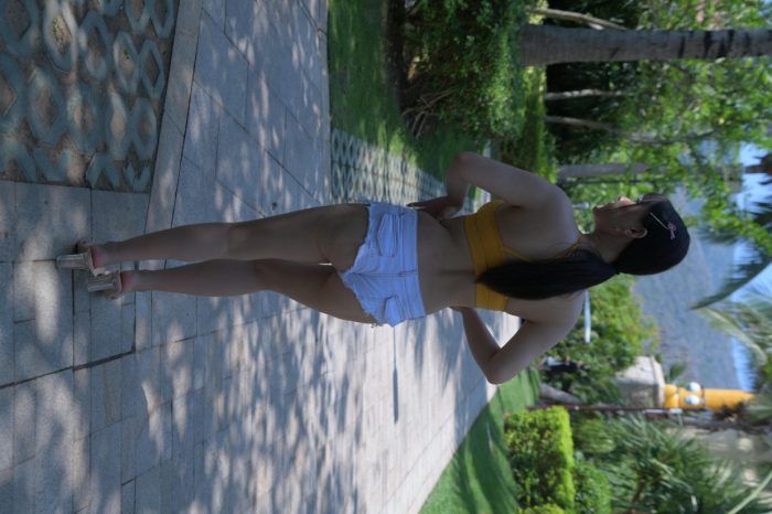 在海南度假的紧身白色短裤女孩【202P】00033-嘿图库