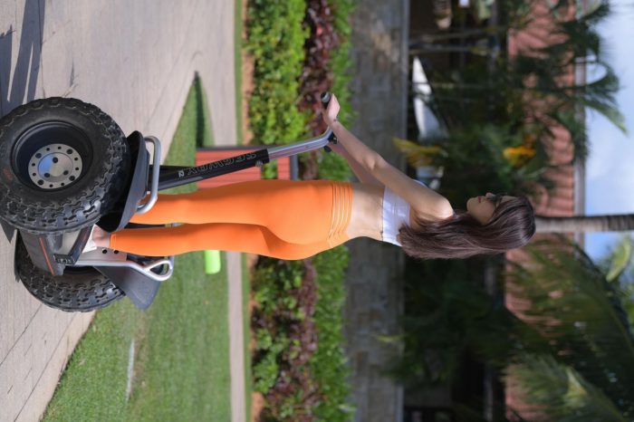 骑着平衡车的橘黄色瑜伽裤妹妹【620P】00054-嘿图库