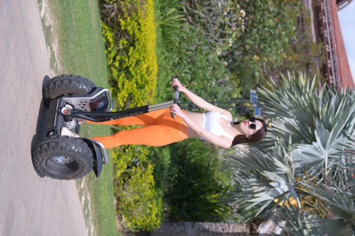 骑着平衡车的橘黄色瑜伽裤妹妹【620P】00054-嘿图库