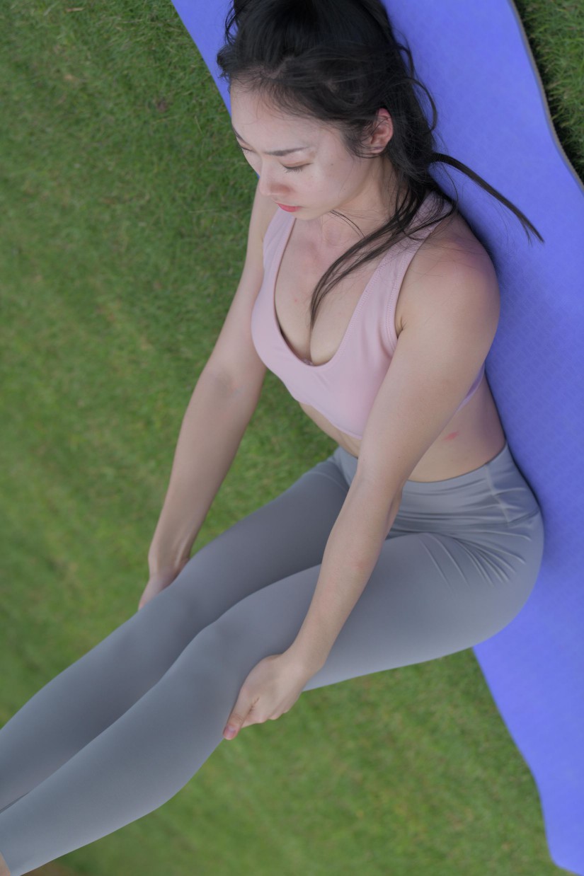 图片[3]-在户外草地上练瑜伽的高马尾女生【235P】00056-嘿图库