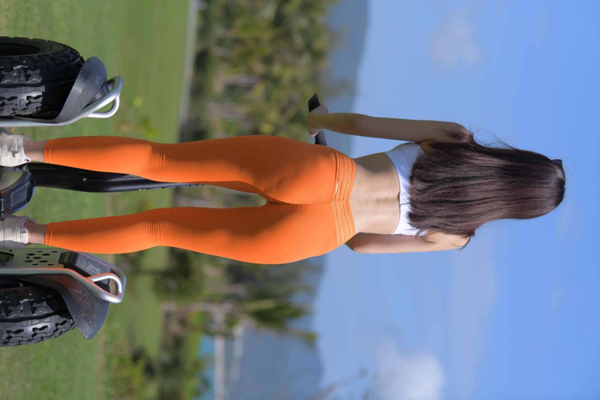 图片[4]-骑着平衡车的橘黄色瑜伽裤妹妹【620P】00054-嘿图库