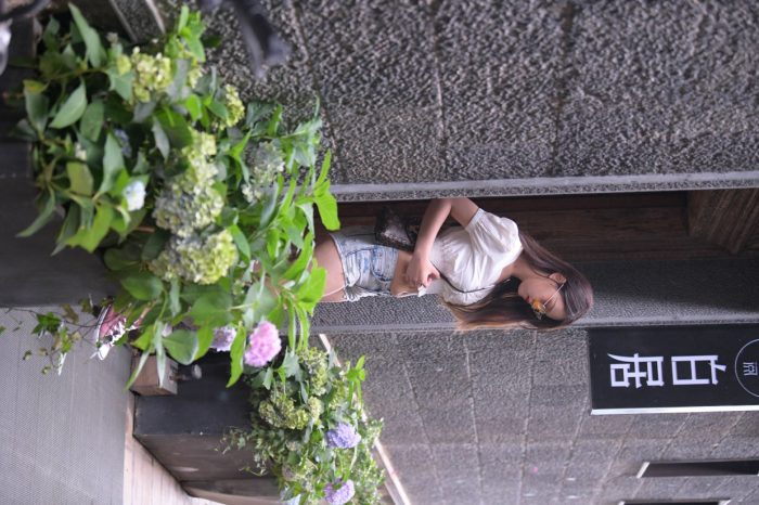 戴太阳镜的牛仔短裤紧身牛仔MM【167P】00021-嘿图库