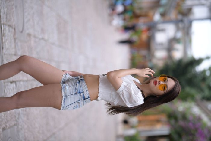 戴太阳镜的牛仔短裤紧身牛仔MM【167P】00021-嘿图库