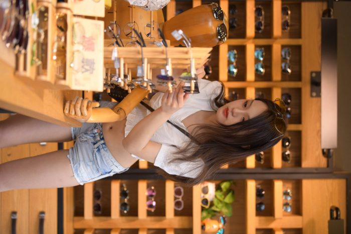 头戴花环的南方姑娘身穿紧身牛仔短裤【161P】00028-嘿图库