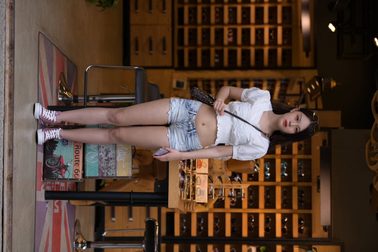 图片[6]-头戴花环的南方姑娘身穿紧身牛仔短裤【161P】00028-嘿图库