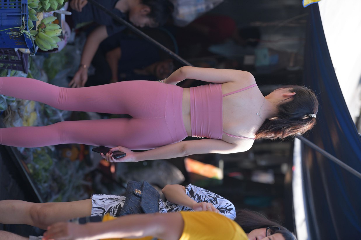 图片[3]-粉色的甜美瑜伽裤女孩在逛街【372P】00057-嘿图库