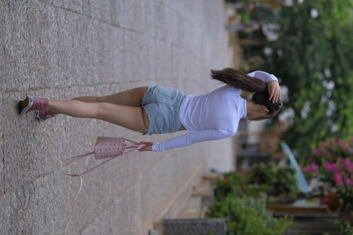 紧身牛仔短裤骑自行车的漂亮女孩【588P】00053-嘿图库