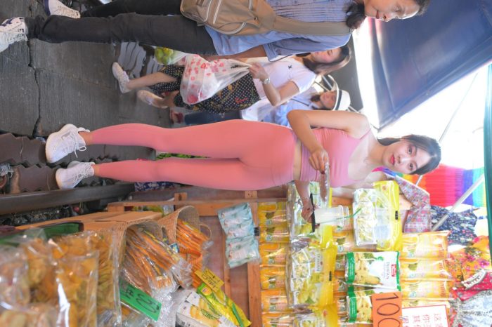 粉色的甜美瑜伽裤女孩在逛街【372P】00057-嘿图库